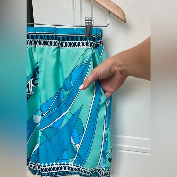 Matching High-waisted Shorts + Cover Up - Picture 5 of 7